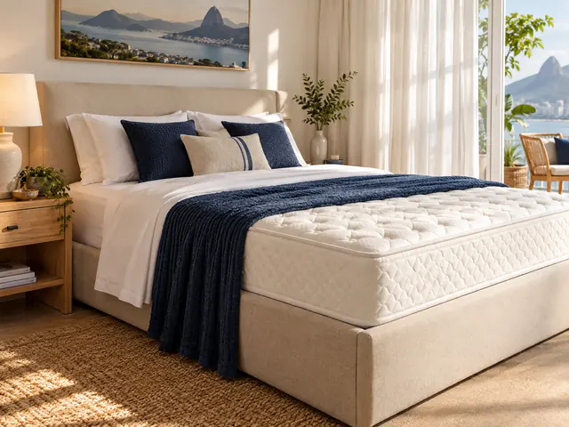 Colchão claro em uma cama com almofadas e manta azul