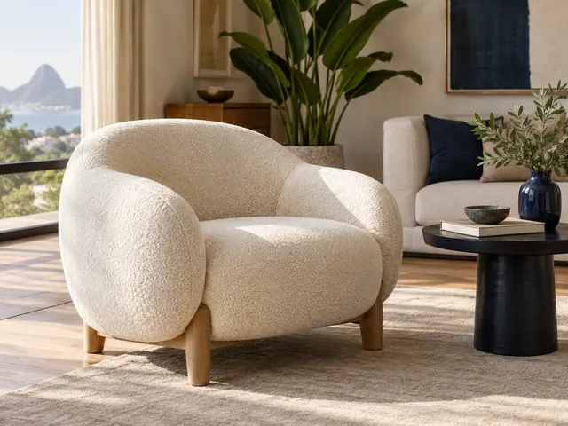 Poltrona de tecido claro em uma sala com luz natural